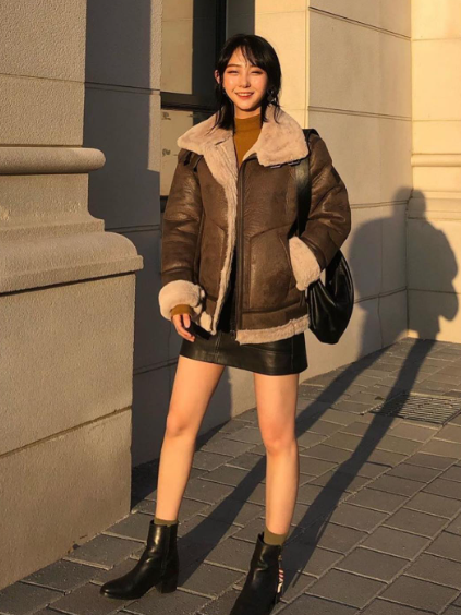 무스탕 + 미니스커트