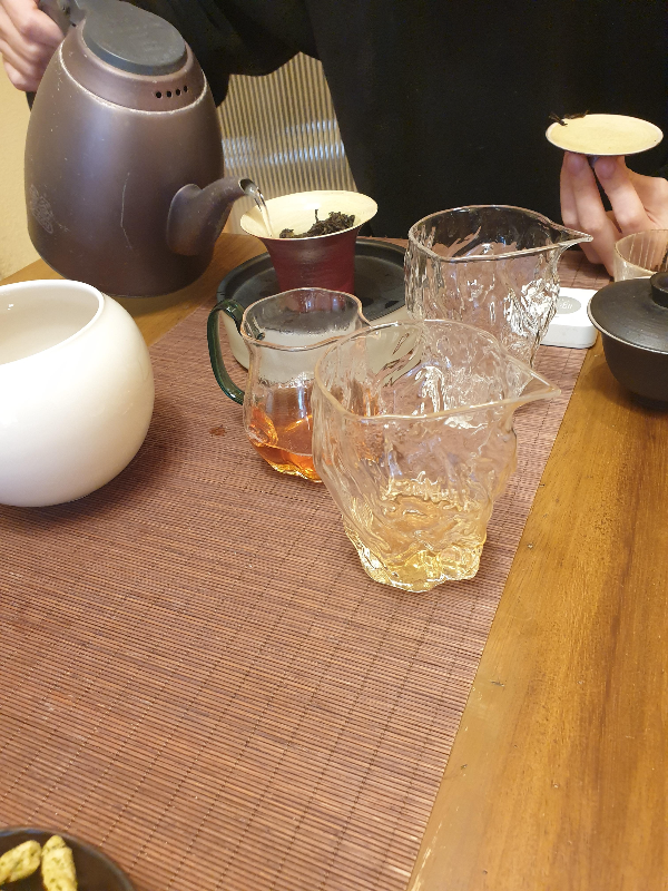 다관에 차를 넣고 뜨거운 물을 부어 차를 추출한다.