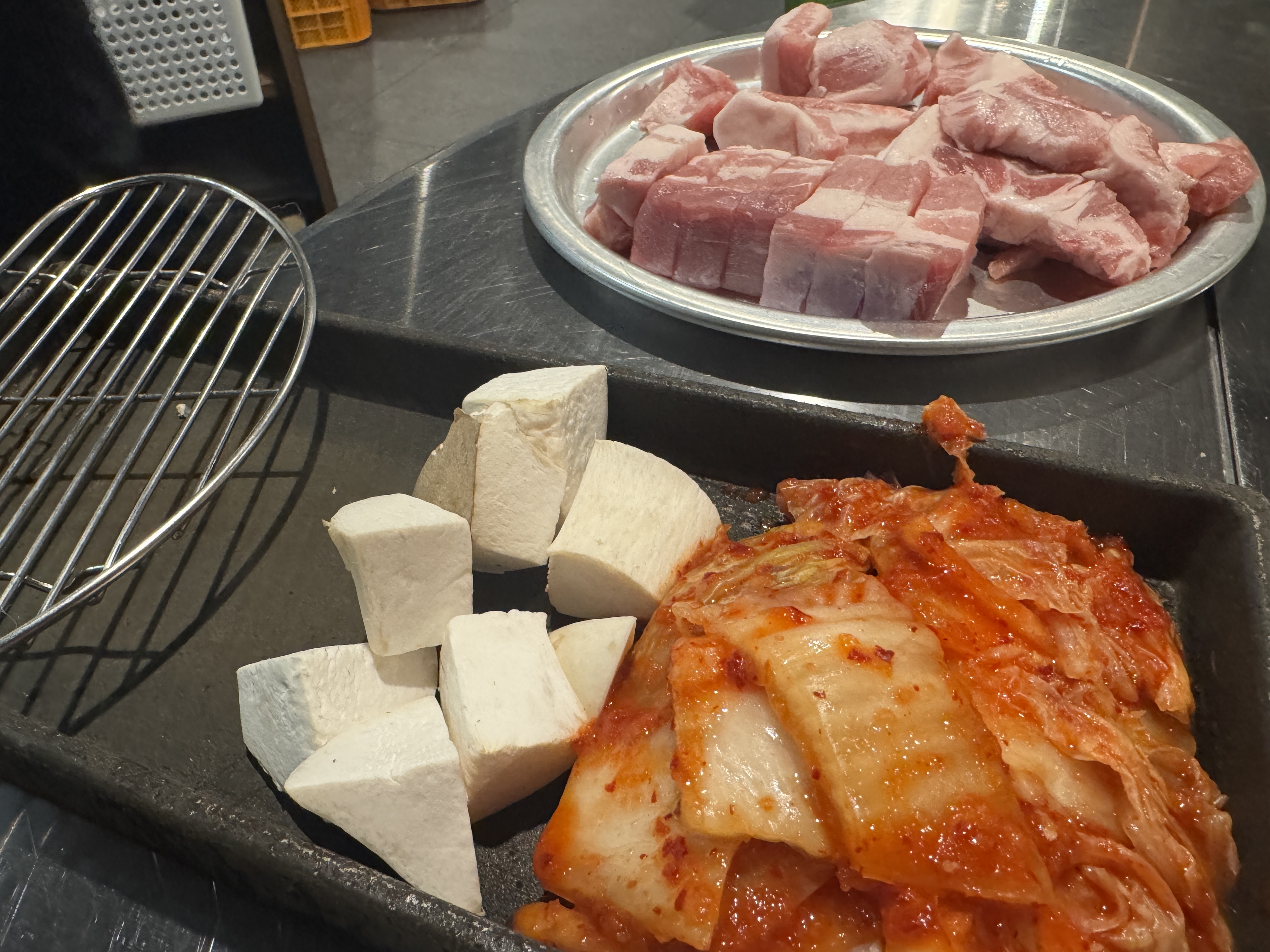 1703 참한집에서 고기 굽기 전에 준비된 김치와 버섯&amp;#44; 생고기 트레이