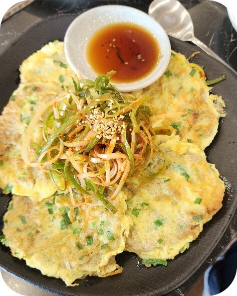 접시에 소스를 곁들인 음식