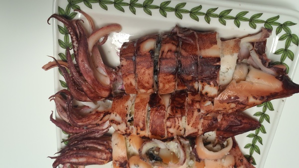 접시에-담긴-삶은한치