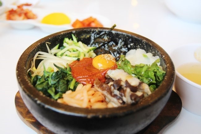 돌솥에 담긴 전주 비빔밥 한상차림 이미지