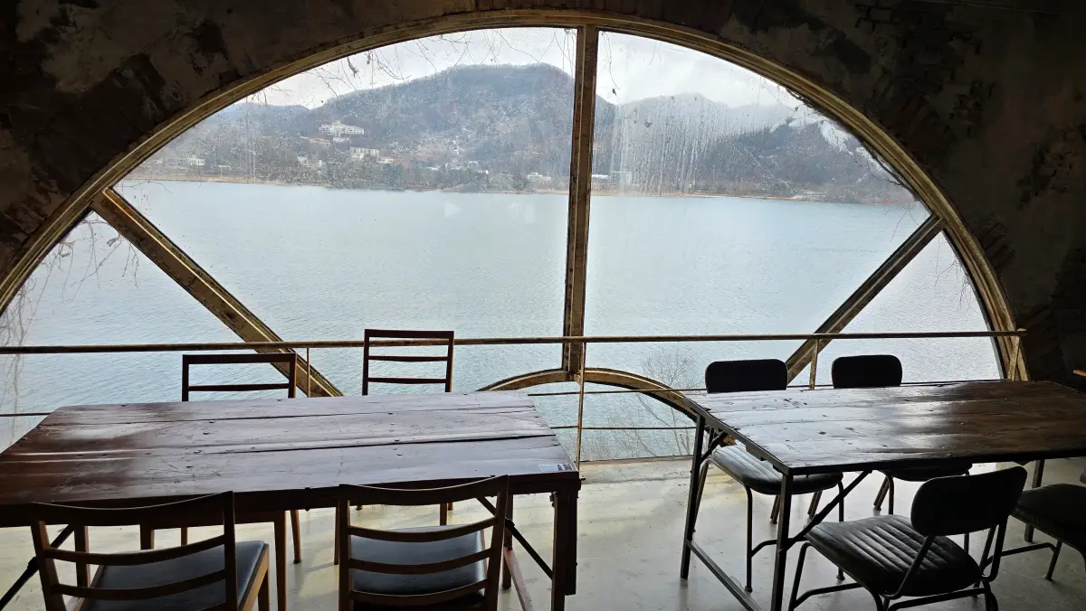 3층의 반원형 통창