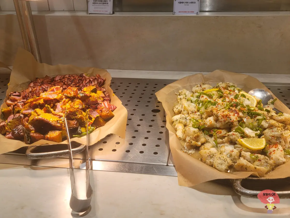 경기-남양주시-다산점-애슐리퀸즈- 진열대에- 놓인-프렌치식-오리-플레이트와-지중해식-피쉬-스테이크