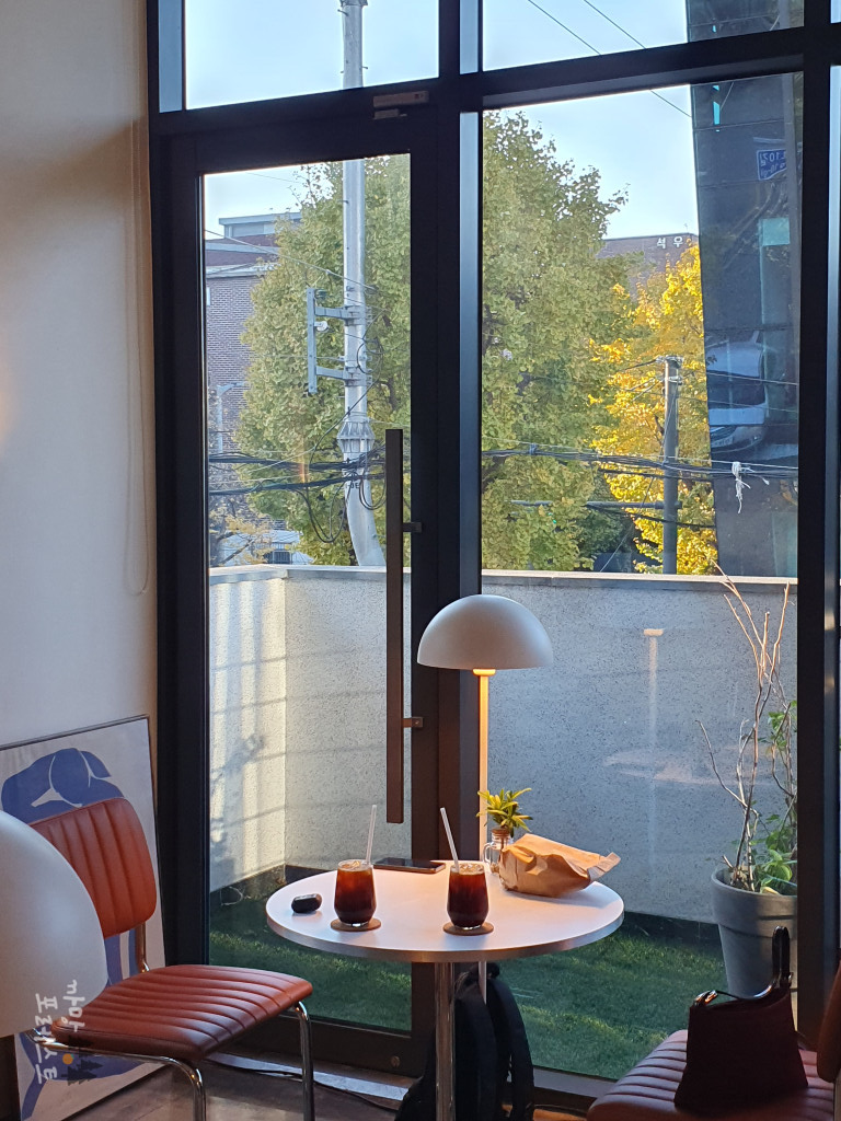 진부책방 망원 북카페 커피