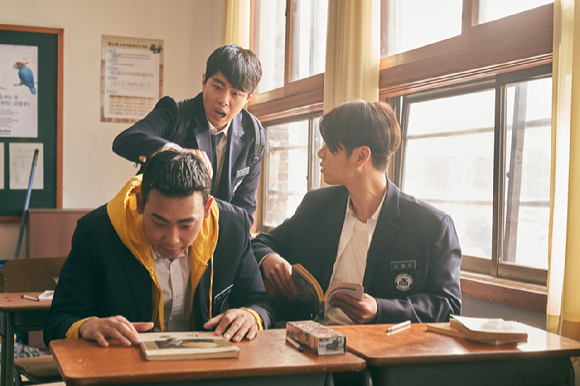 배우 최희승&#44; 조병규&#44; 구준회가 영화 &#39;어게인 1997&#39;(감독 신승훈)에서 연기 호흡을 맞추고 있다. [사진=㈜메리크리스마스]