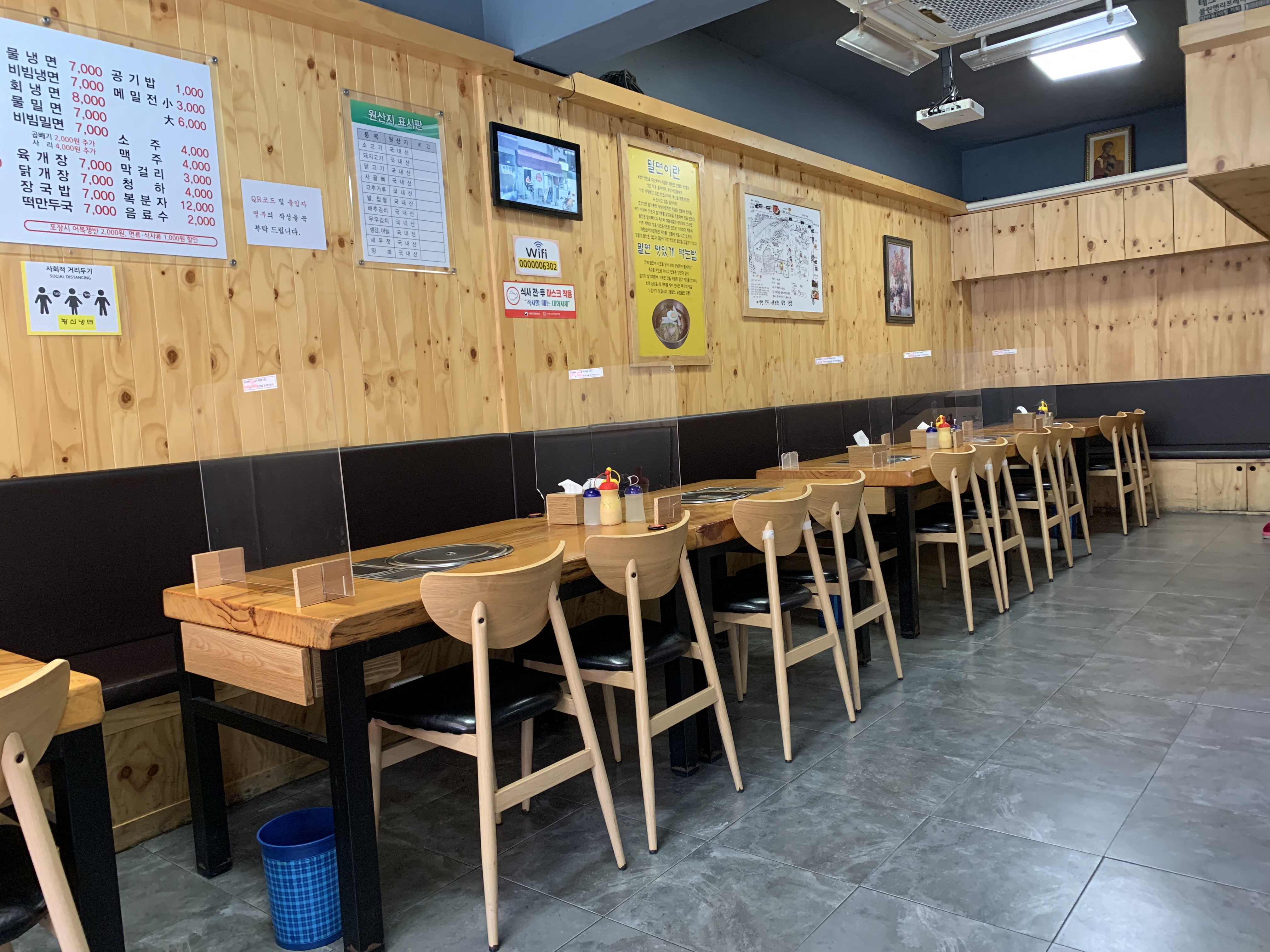 황산냉면 가게 내부
