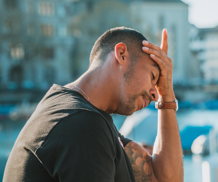 머리잡고 있는 모습