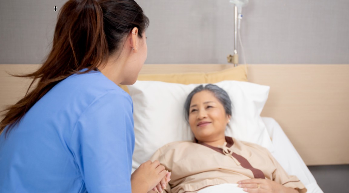 요양보호사가 환우님에게 밤새 무탈하셨는지 조심스레 살피며 아침인사를 건네는 장면