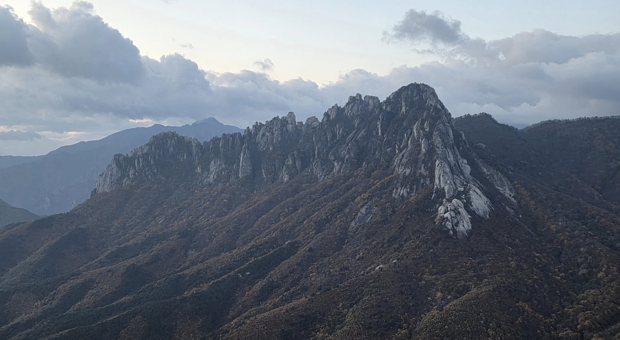 초겨울 하늘과 도시 전경(히어로)