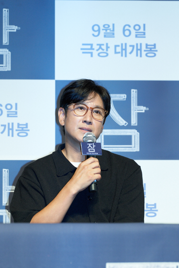 배우 이선균이 &#39;잠&#39;(감독 유재선) 스페셜 GV에 참석해 대화를 나누고 있다. [사진=롯데엔터테인먼트]