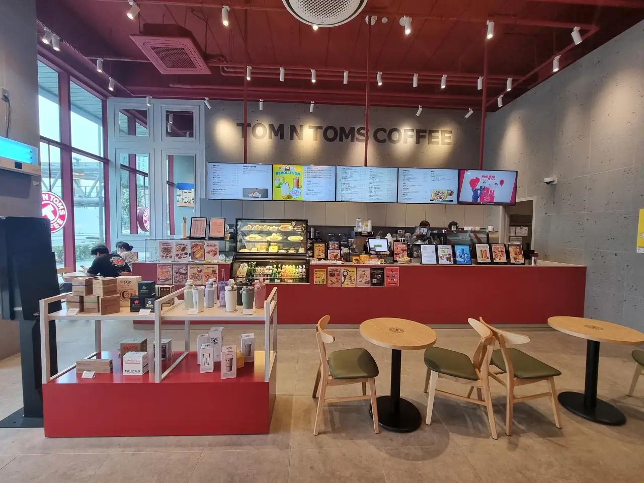 탐앤탐스 내부 인테리어