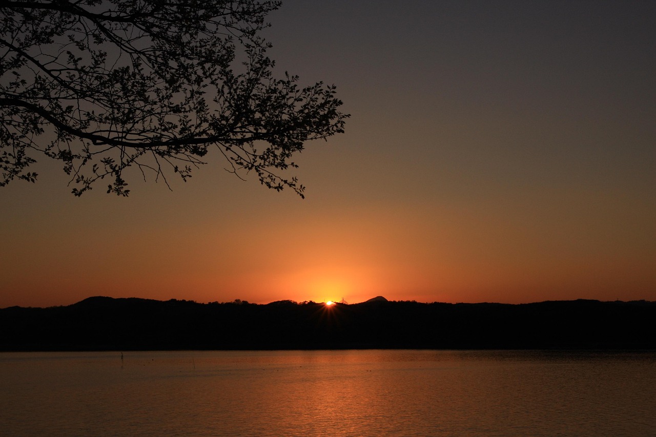 노을 지는 시간대의 차분한 풍경 관련 사진