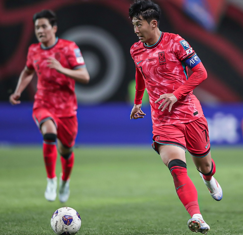 오만전 무료 중계 보기와 관련하여 예선전 경기를 치르고 있는 국가대표 선수의 모습