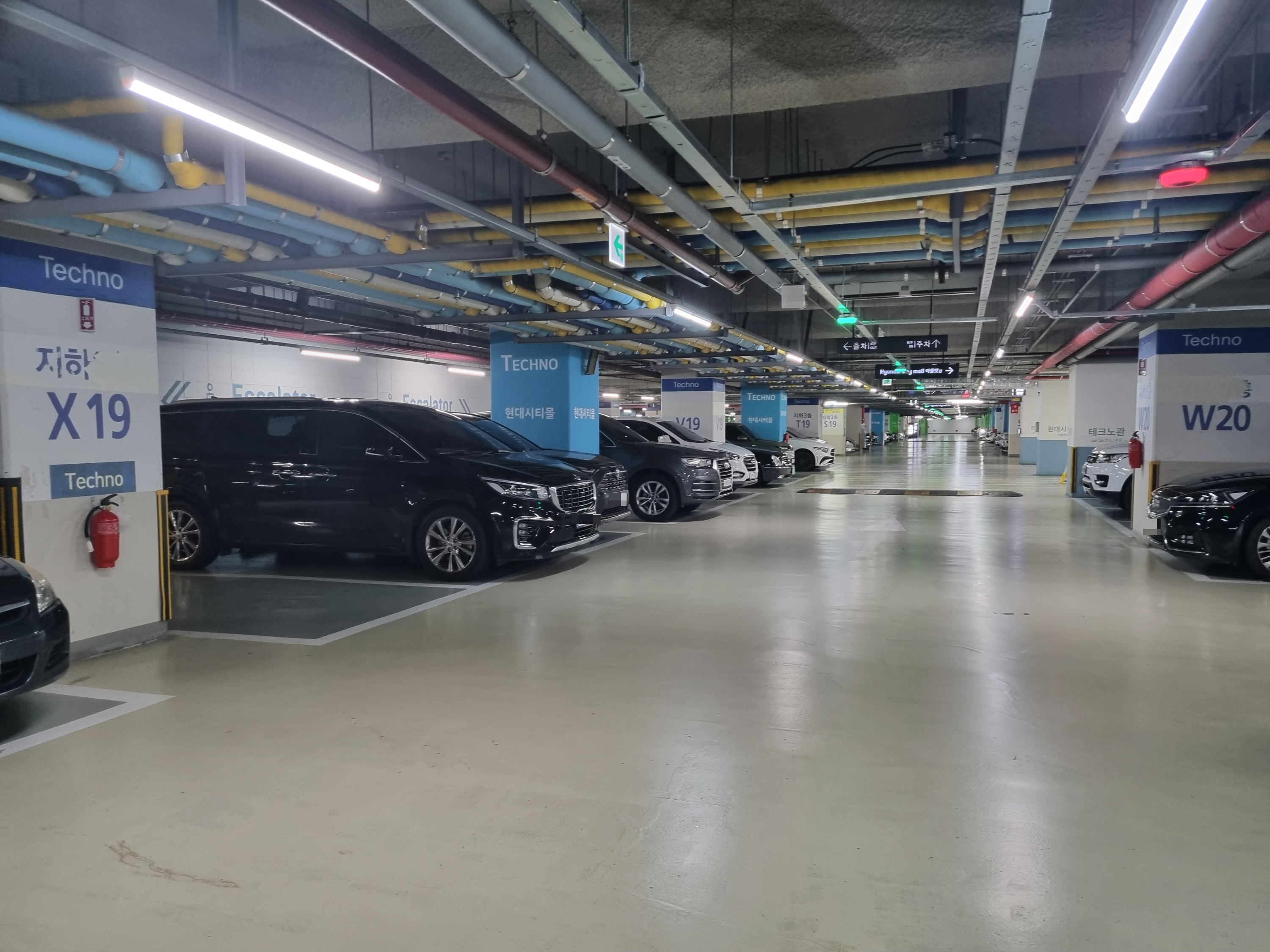 가든파이브 태크관 지하 3층에 주차돼 있는 차량과 영어&amp;#44; 번호가 적혀있는 기둥