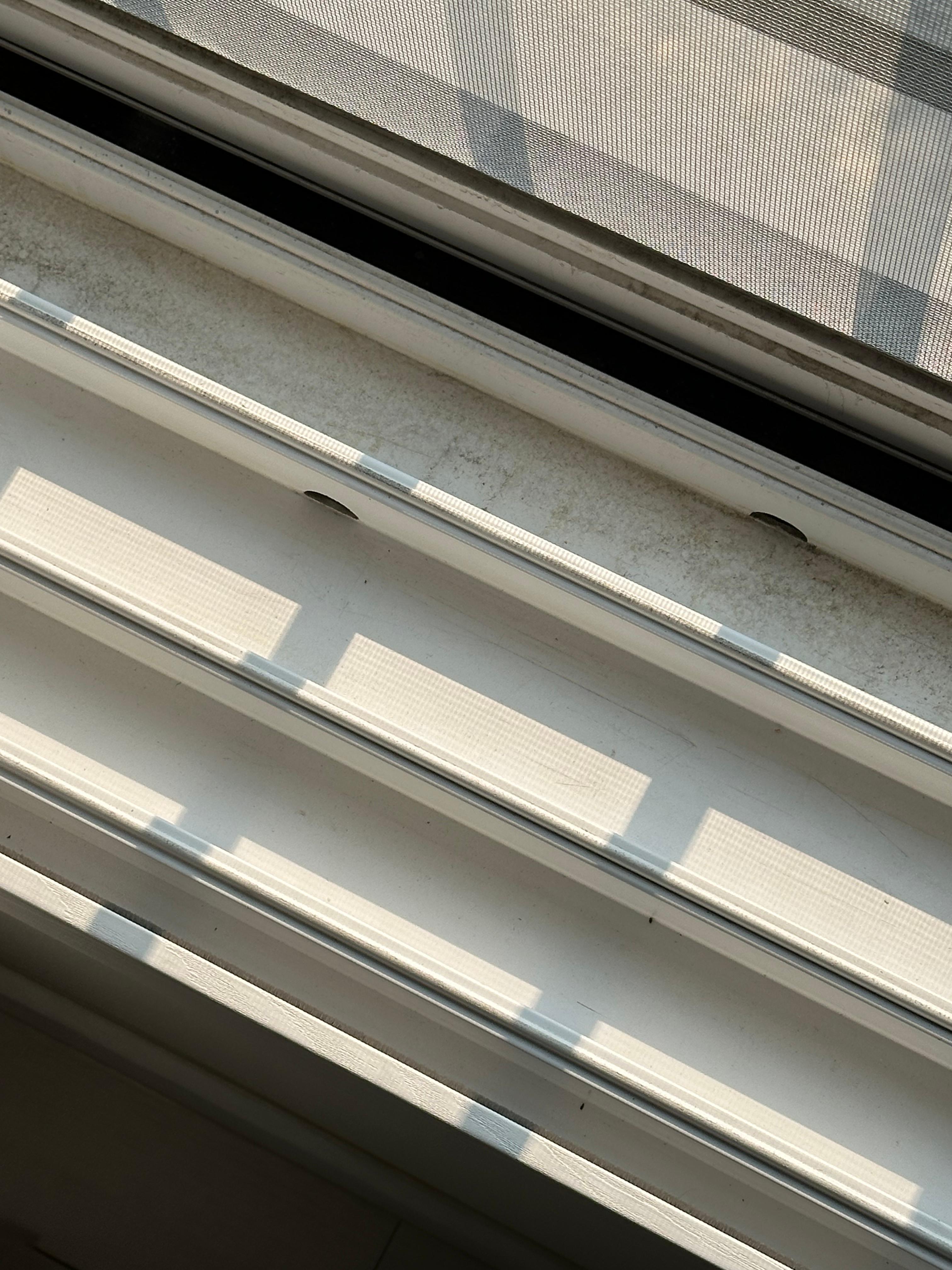 창틀 청소 관련 사진