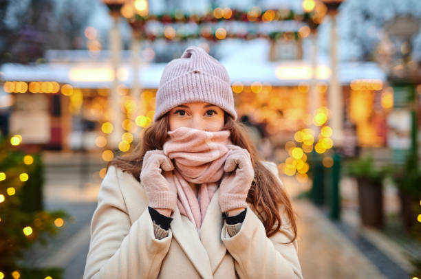 목도리로-얼굴을-가린-여성