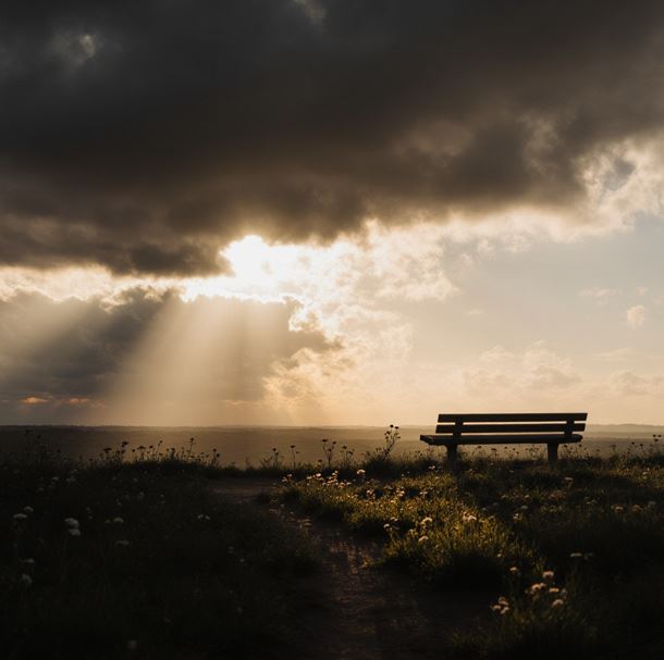 어두운 구름에서 햇살이 비치는 풍경