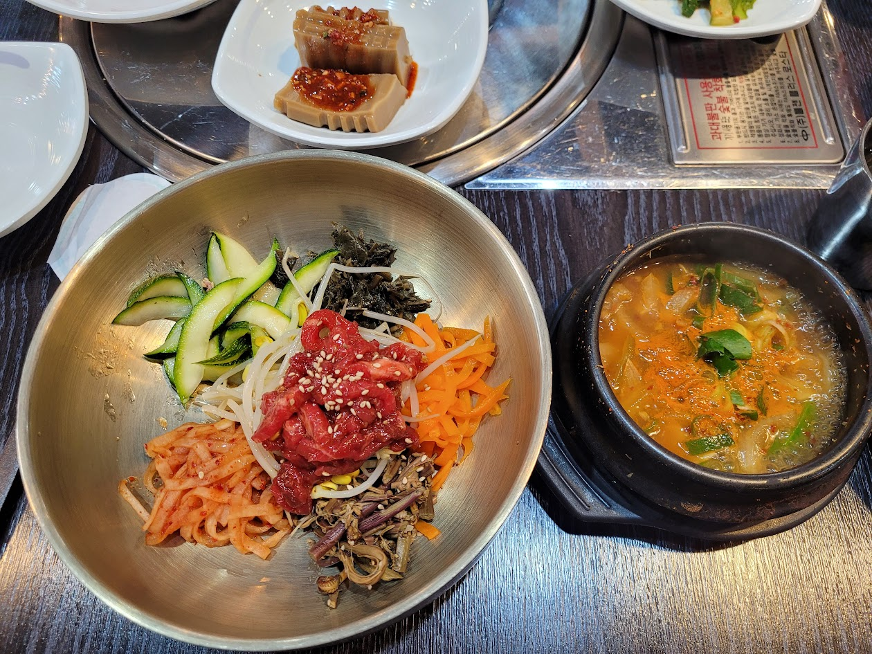 한우육회비빔밥과 된장찌개