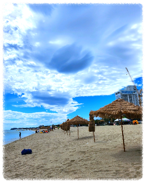 넓은 백사장과 편의시설이 잘 갖춰진 낙산해변