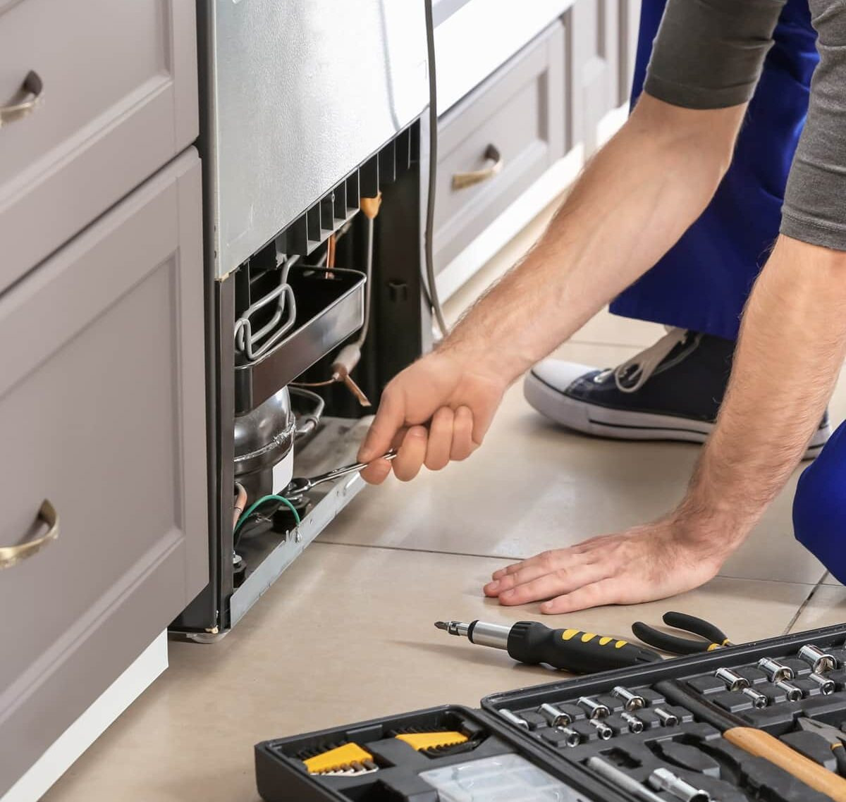 가전 제품 설치를 위한 도구와 다양한 가전 제품이 있는 주방