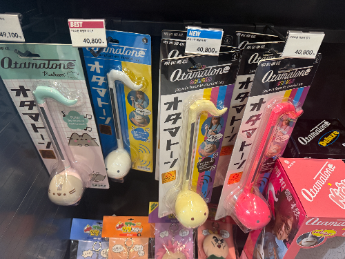 오타마톤 레귤러(Otamatone Regular) 상품이 진열대에 걸려있음