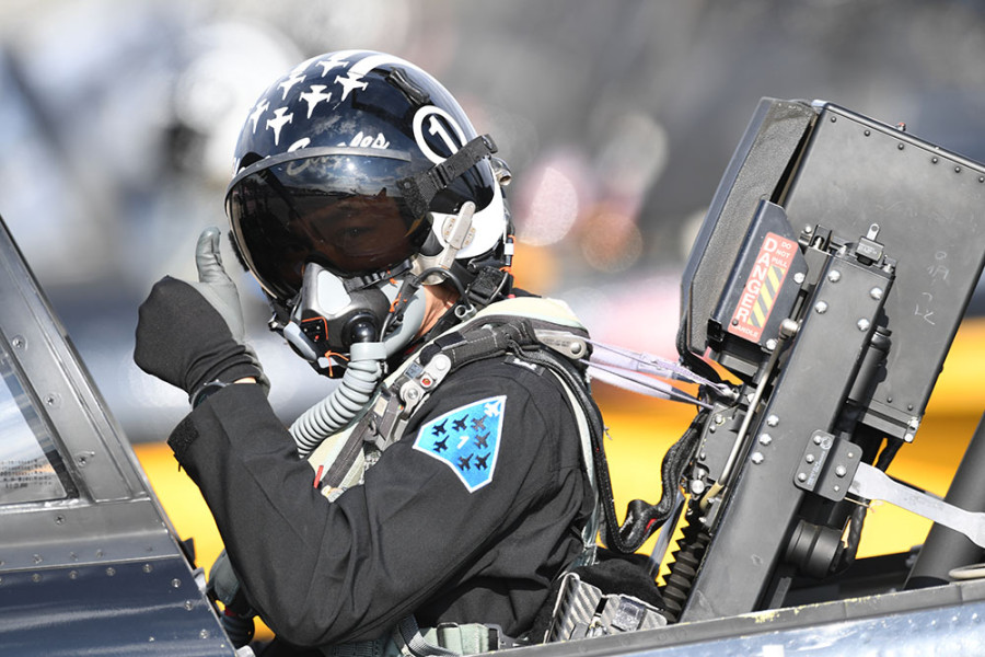 조종석에서 엄지를 세운 포즈를 취하는 조종사