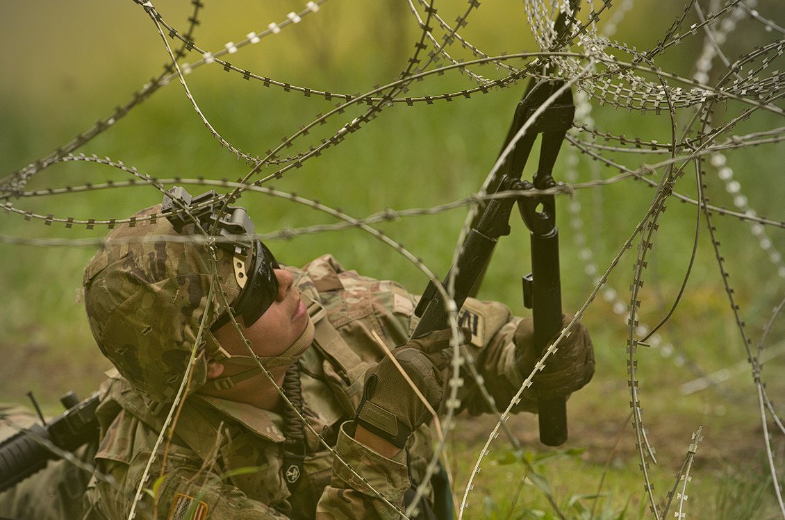 철조망 작업중인 군인