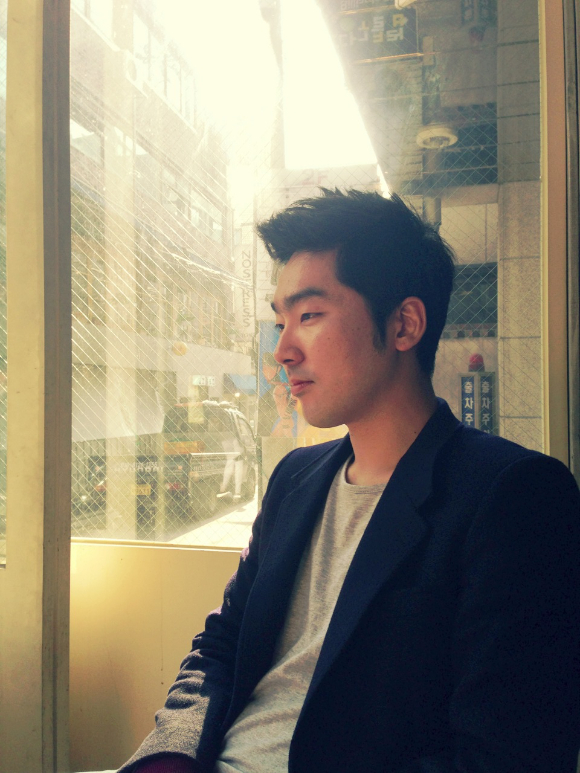 유명 소설가 정지돈이 과거 연인과의 사생활 등을 허락 없이 작품에 인용했다는 주장이 나와 논란이다. 사진은 정지돈. [사진=뉴시스]