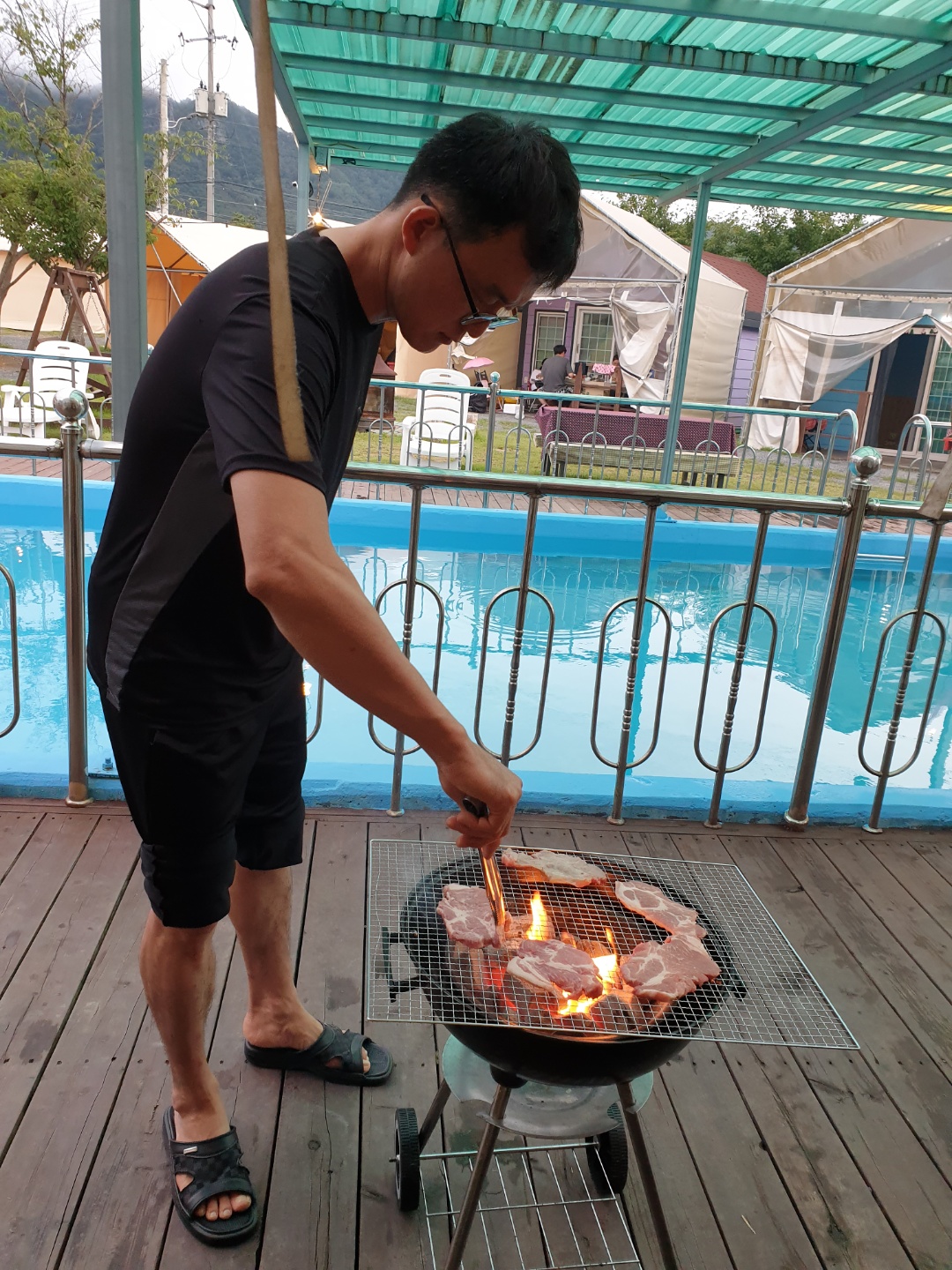 글램핑장_고기굽기