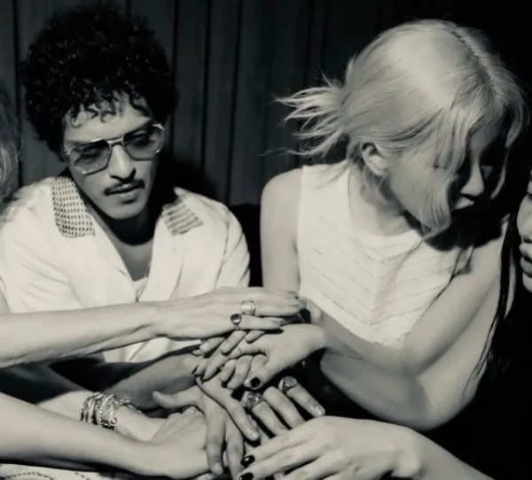 로제와 브루노 마스의 '아파트' 앨범 커버 이미지.