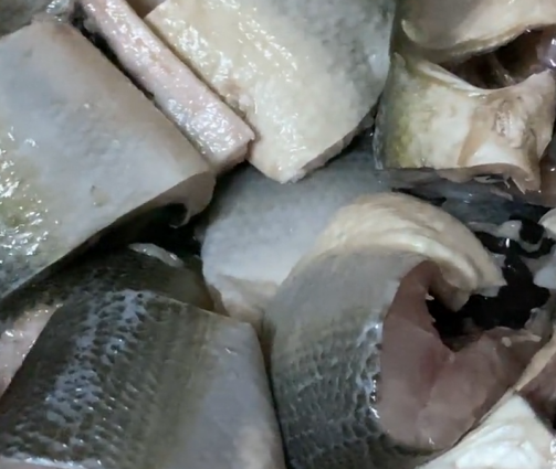 토막난 조리전 생선