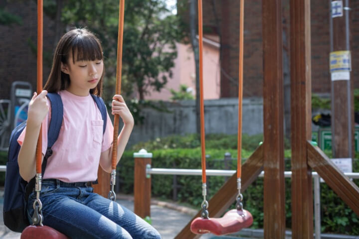 혼자-그네타는-아이