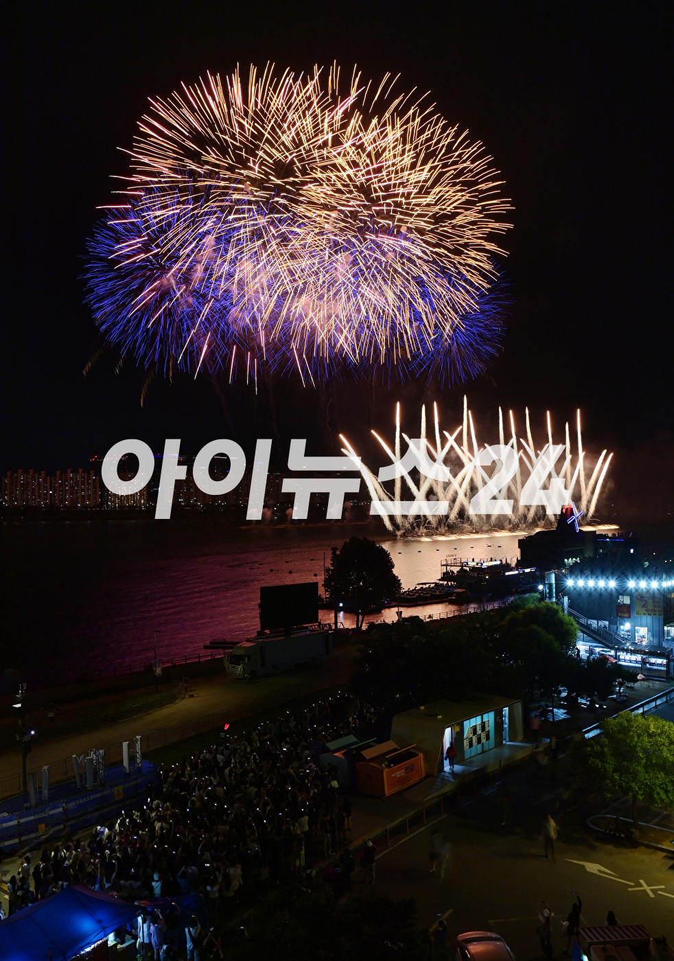 17일 서울 영등포구 여의도 한강공원에서 열린 방탄소년단 데뷔 10주년 FESTA @여의도(BTS 10th Anniversary FESTA @Yeouido)에 'BTS 10주년 기념 불꽃쇼'가 펼쳐지고 있다. [사진=정소희 기자]