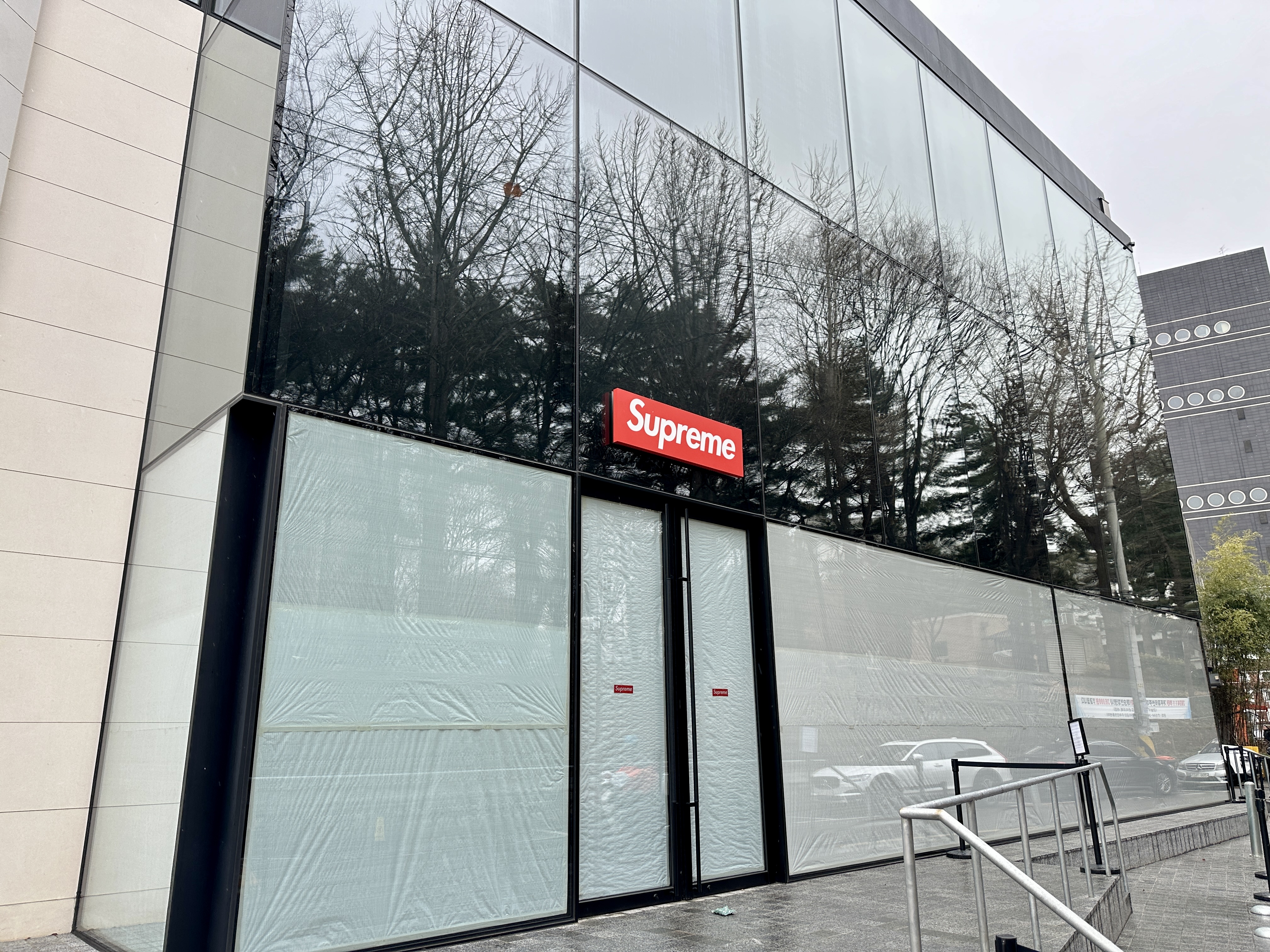 서울 슈프림 매장