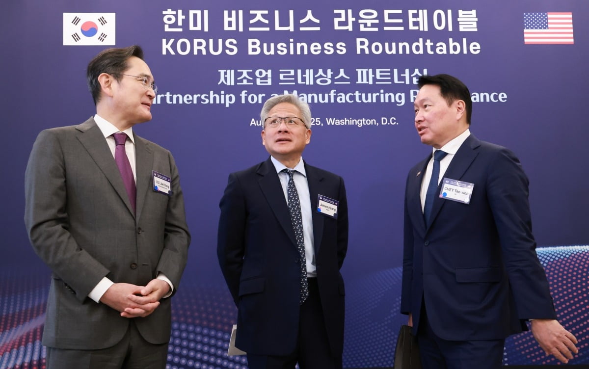 이재용 삼성전자 회장과 최태원 대한상공회의소 회장 겸 SK그룹 회장이 8월 25일(현지 시간) 미국 워싱턴DC 윌라드 호텔에서 열린 한미 비즈니스 라운드 테이블 리셉션에서 젠슨 황 엔비디아 최고경영자(CEO)와 대화하고 있다.