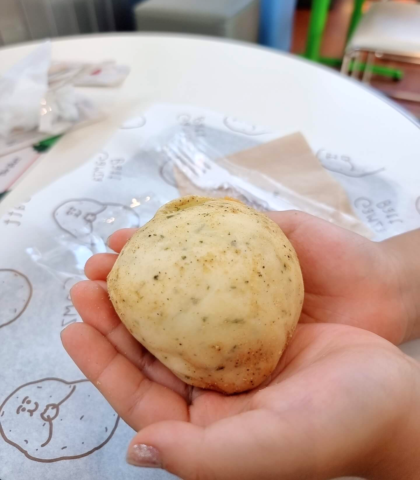 감자빵을 두손에 들어봄