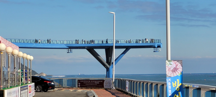 횟집에서 바라본 청사포 다릿돌 전망대
