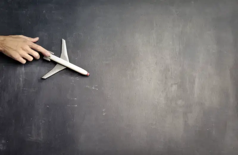 검은색-칠판-위에-항공기-모형의-모습