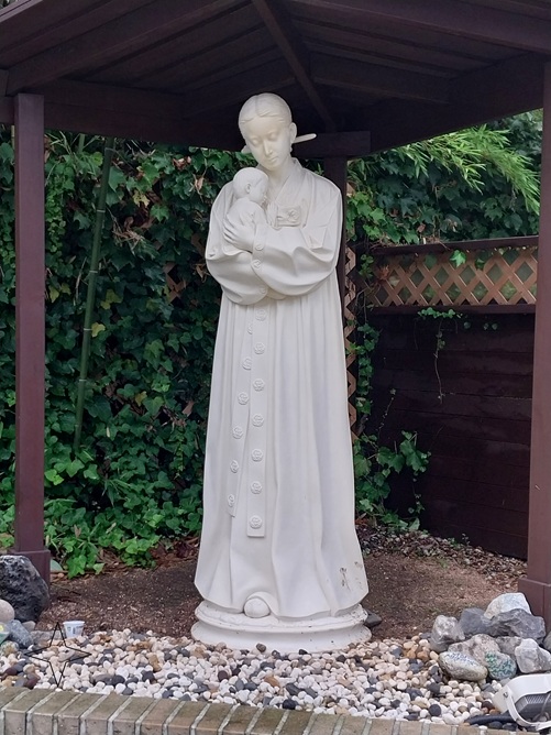 서울 무악재성당 안에 있는 성모자상입니다.