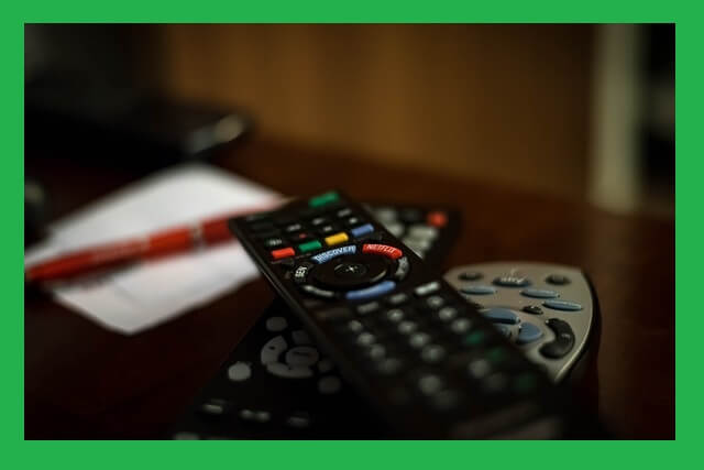 책상위-TV-리모콘