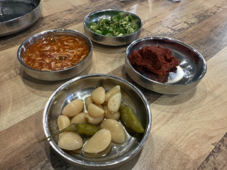 용인 중앙시장 시장순대 밑반찬 사진&amp;#44; 깍두기와 김치 등 국밥과 함께 제공되는 기본 반찬 구성