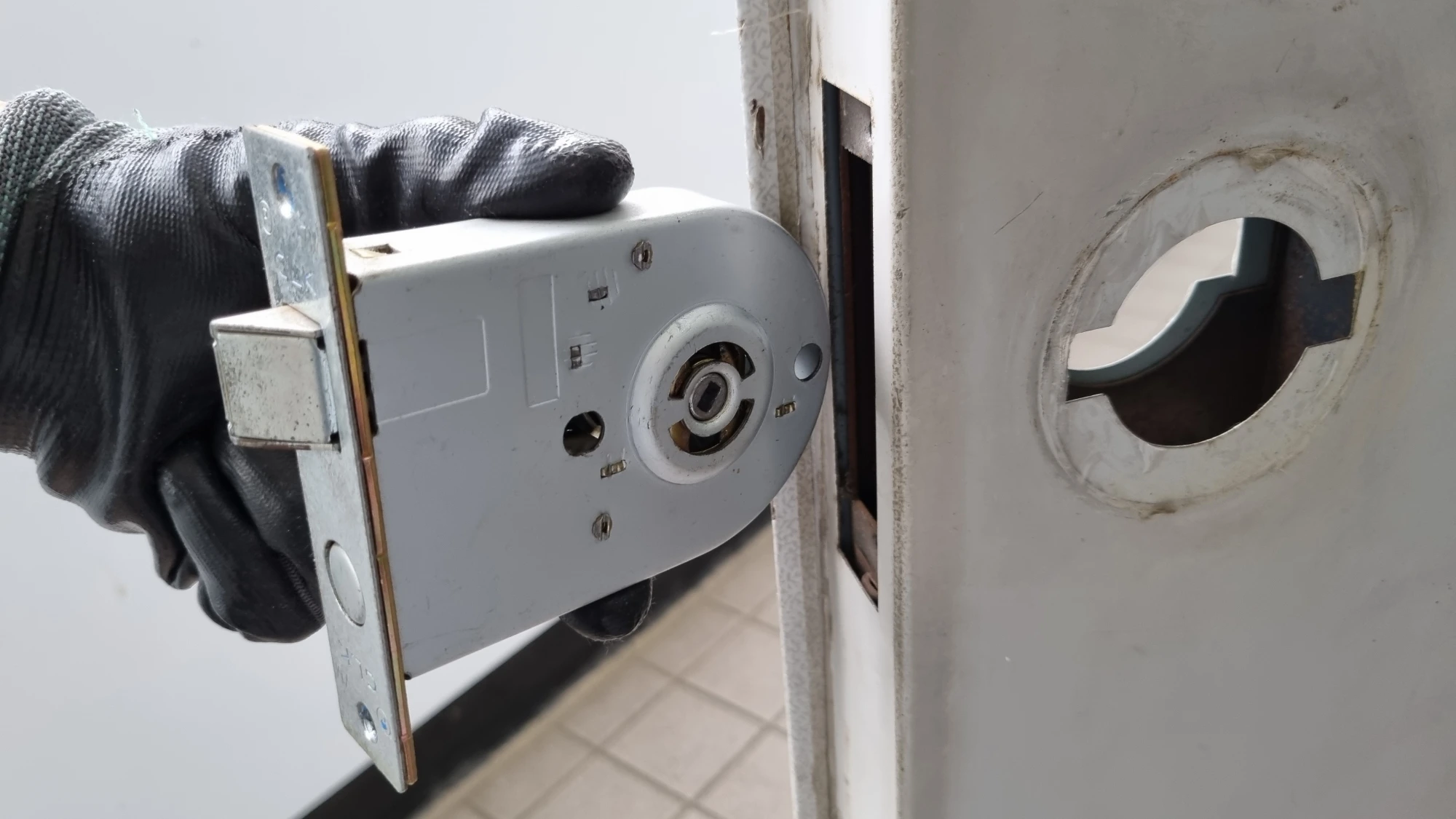 현관문 손잡이 떼는 모습