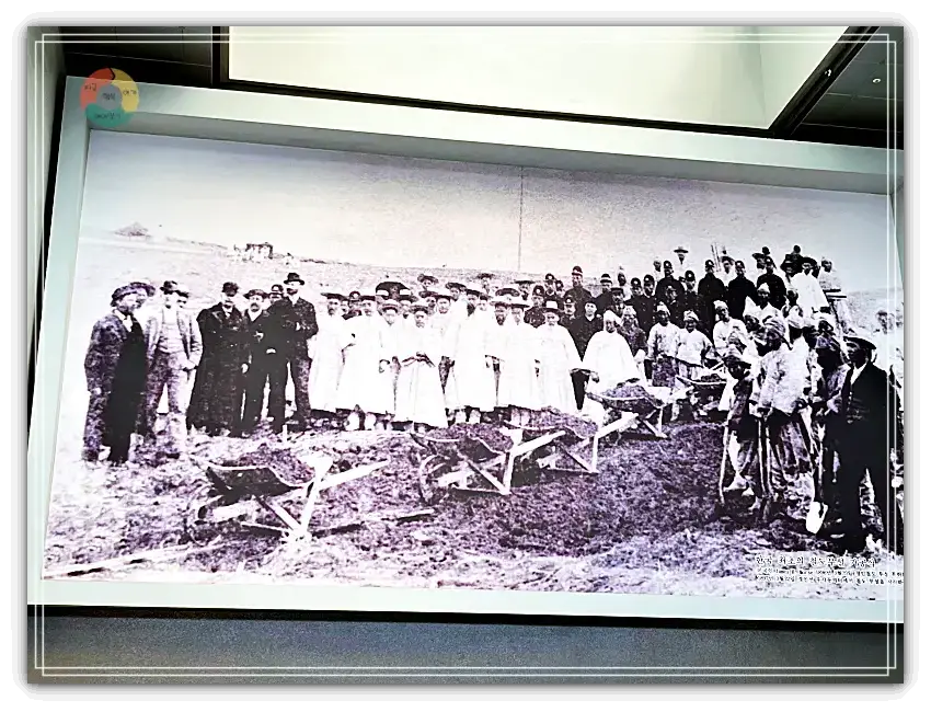 철도박물관_철도개통사진-흰색마고자입은사람들-외국사신