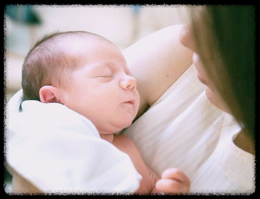 아기를 안고 있는 여성