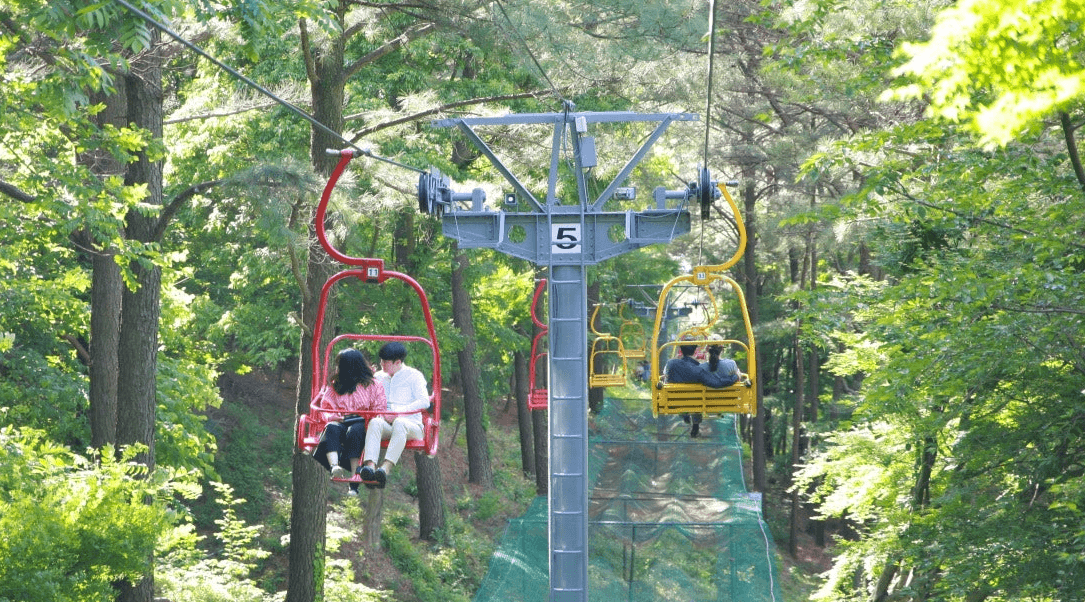 지산유원지-리프트-데이트하는커플