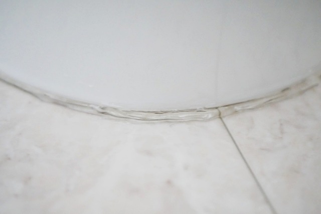 변기 실리콘 바르기,화장실 변기 실리콘,팁줌