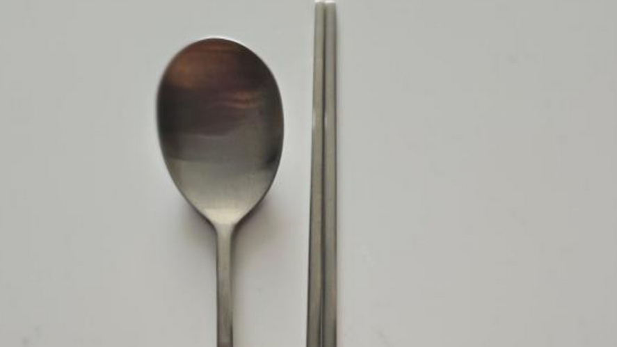 7️⃣ 개인용 수저 및 젓가락 - 로컬 식당 이용 시 필수템