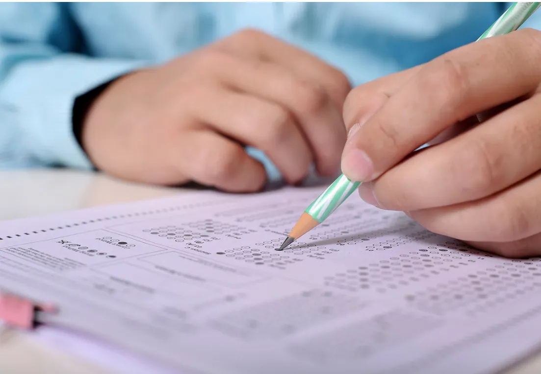 수능4등급대학- 시험치고있는 학생 이미지