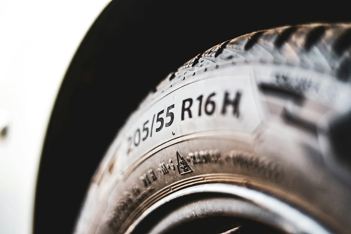 타이어 옆면에 새겨진 205/55 R16 H 규격 표기